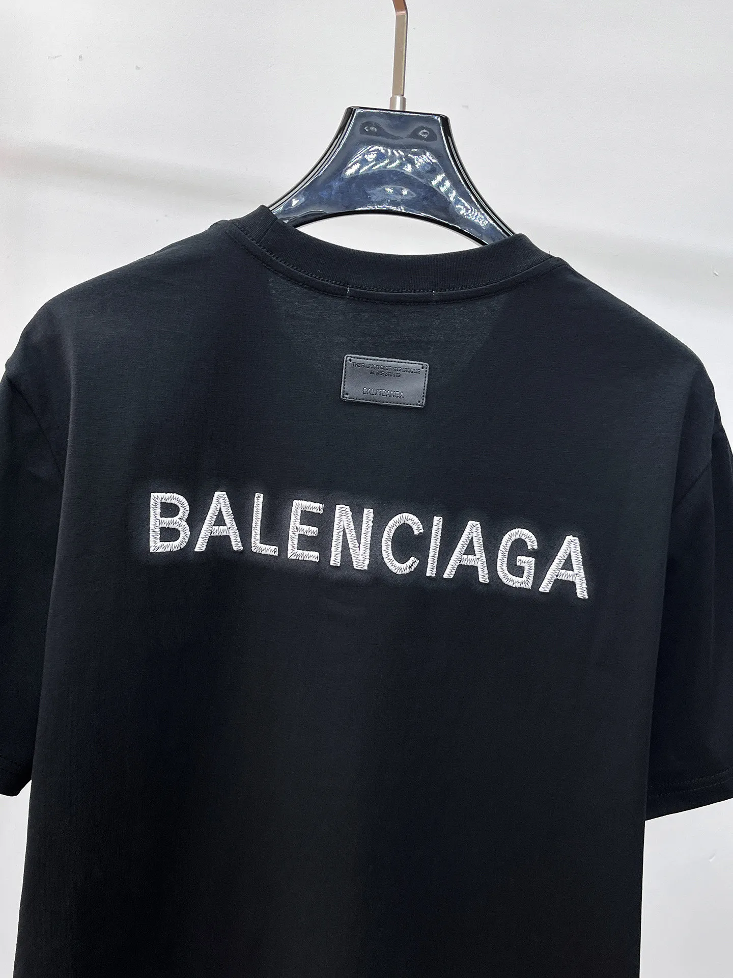 Balenciaga's high-end top-quality products 🐮2026 Spring and Summer New Arrival first counter, the latest New Arrival short-sleeved round neck T-shirt, Premium customized design, avant-garde and fashionable! Brand logo heavy craftsmanship design Premium customized 260g fabric. Soft to the touch. Comfortable to wear. Counter-level exquisite stitching. Fine workmanship. The upper body effect is incomparably handsome! A must-have item for men and women with the same style! Sizes: S~XXL When placing an order, please state your height and weight. The maximum wearing size is 210 pounds (one size larger)